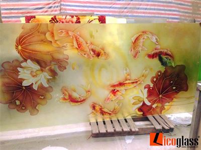 Mẫu tranh kính sen cá phong thủy hiện đại TKSC015 - Licoglass