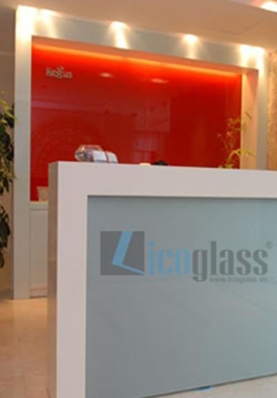 Kính màu ốp tường sảnh đẹp Licoglass