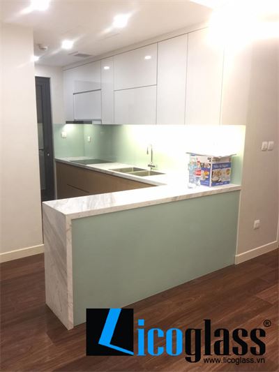 Kính ốp bếp màu xanh nhạt tại Imperia